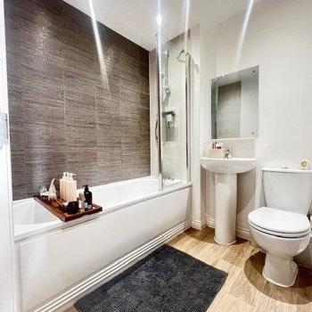 7 Aspen Court Bathroom