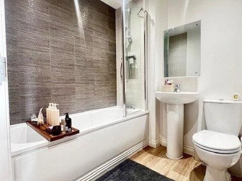 7 Aspen Court Bathroom